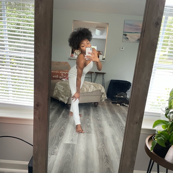 Sleeveless White Backless Jumpsuit - Picture 5 of 11